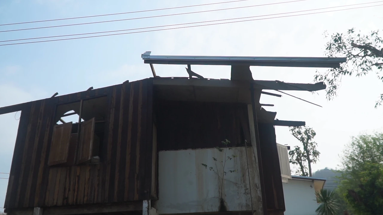 พายุฤดูร้อนถล่มเมืองเลย ต้นไม้หักโค่นทับบ้าน หลายอำเภอไฟฟ้าดับทั้งเมือง