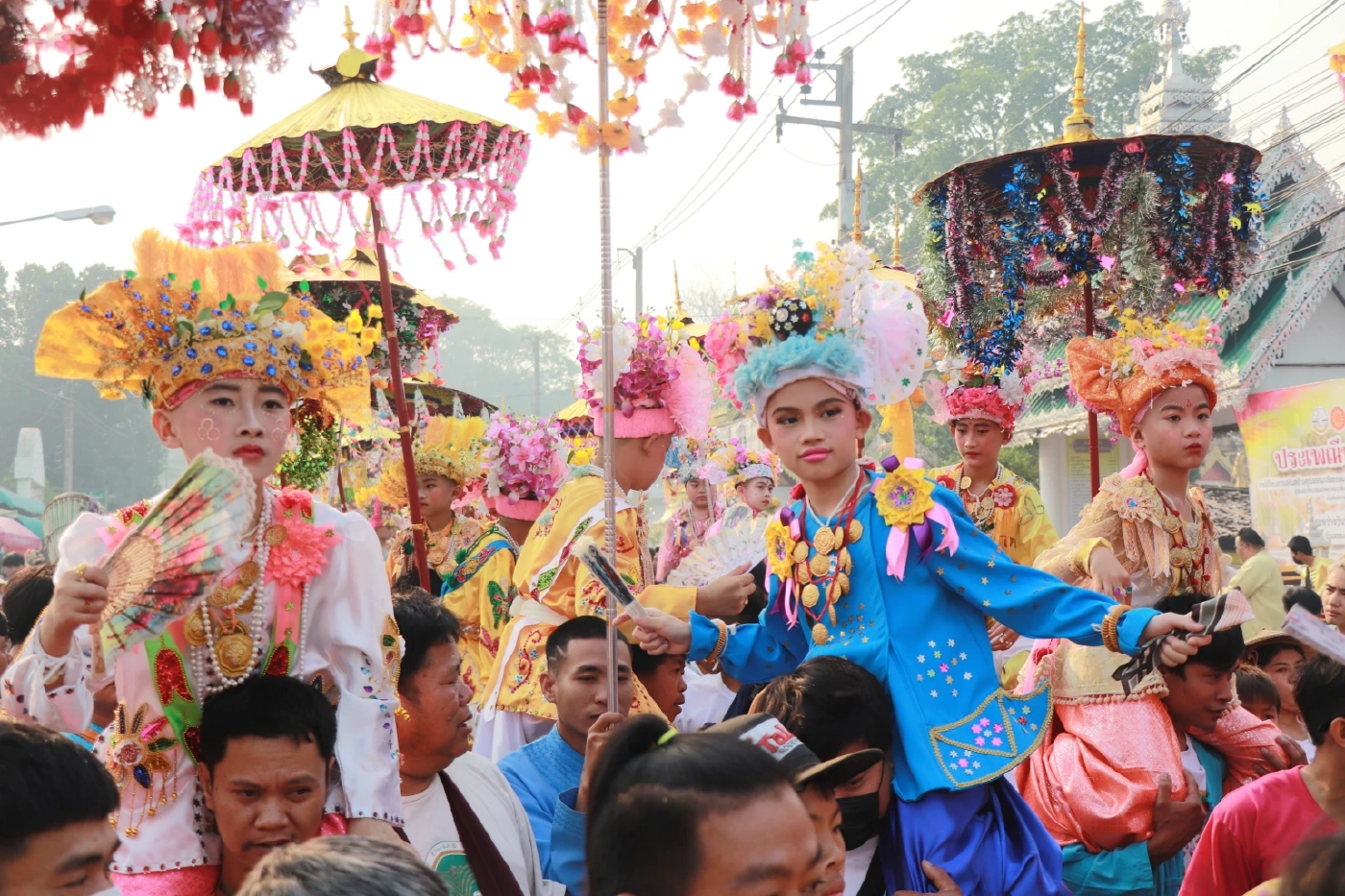 จัดใหญ่! ชมขบวน "แห่โคหลู่" ประเพณีปอยส่างลอง จ.แม่ฮ่องสอน