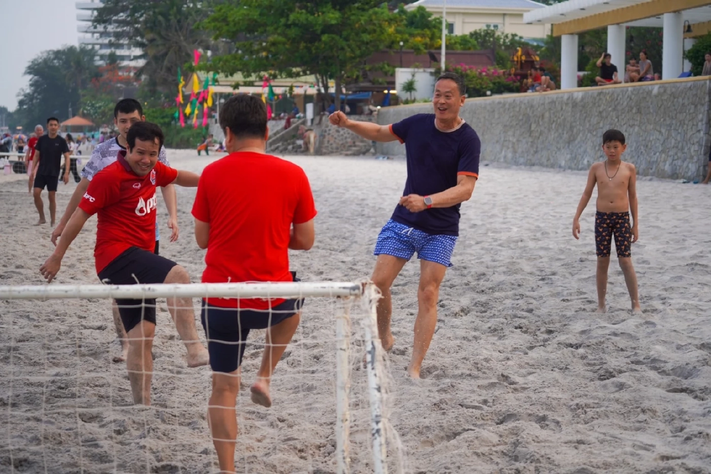 สุดชิล! "เศรษฐา" เตะบอลริมทะเลกับครอบครัว ช่วงเทศกาลสงกรานต์