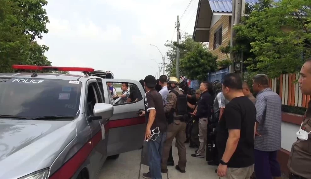 ปิดล้อม 18 ชั่วโมง หนุ่มคลั่ง! จับครอบครัวอดีตผู้ใหญ่บ้าน เป็นตัวประกัน