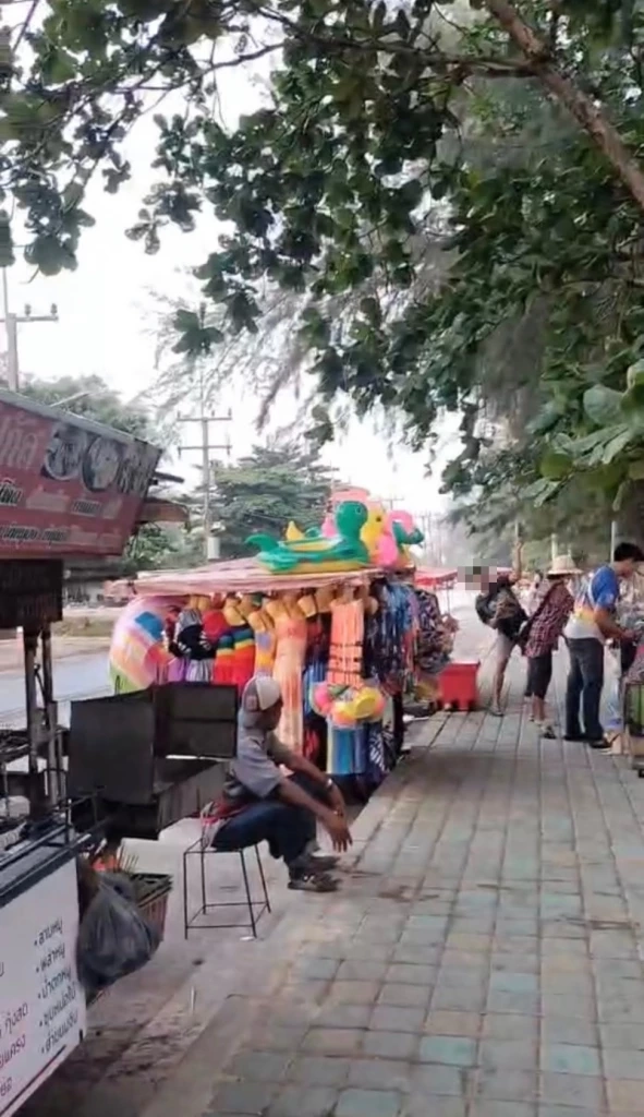 แม่ค้าส้มตำ ปะทะ เจ้าของเปลผ้าใบ หาดแม่รำพึง เด็กถูกลูกหลงเจ็บ (มีคลิป)