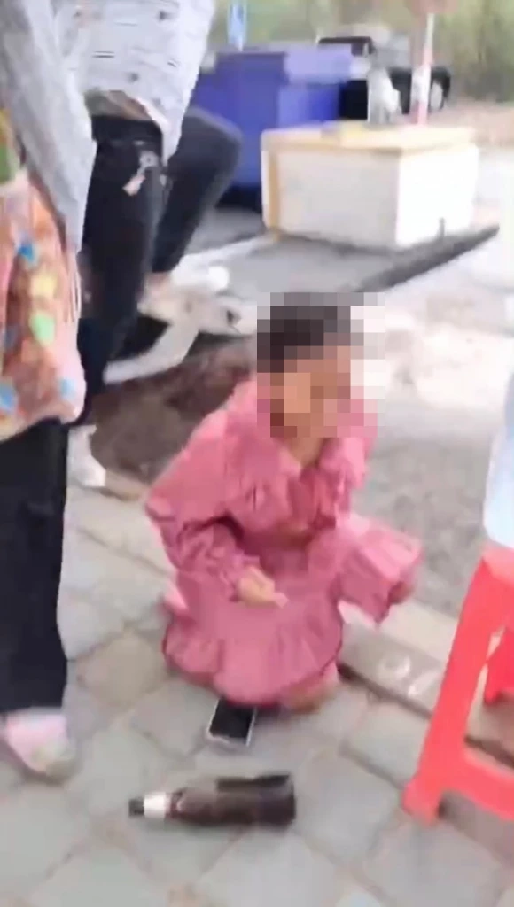 แม่ค้าส้มตำ ปะทะ เจ้าของเปลผ้าใบ หาดแม่รำพึง เด็กถูกลูกหลงเจ็บ (มีคลิป)