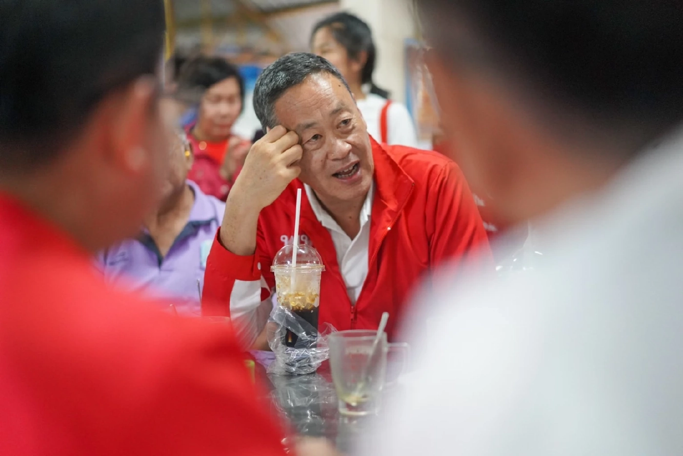 "เศรษฐา" ยิ้มรับ พ่อค้าแม่ค้าตลาดโพธิ์ชัยประสานเสียง เรียก "นายกฯ"