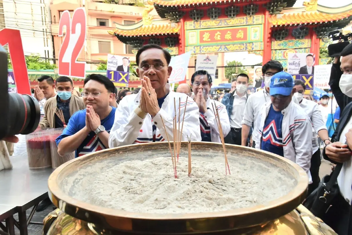 "บิ๊กตู่" ขนทีมงาน"รทสช." หาเสียงสวนลุม โชว์ลีลาเตะตะกร้อ-นั่งเรือเป็ด