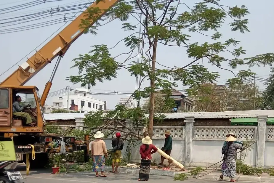 รัฐบาลทหารเมียนมาลงมือรื้อถอนและทำลายป้ายของพรรคเอ็นแอลดี