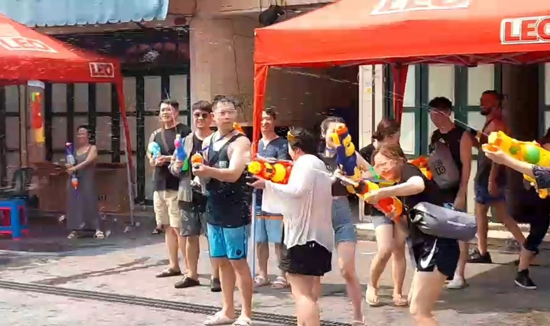 ถนนข้าวสารคึกคัก! นักท่องเที่ยวแห่เล่นน้ำสงกรานต์ ในรอบ 3 ปี