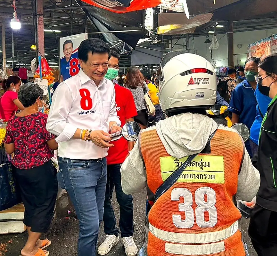 "วัชระ"ควงลูกสาวลงพื้นที่บางกรวยอ้อนคะแนนเสียงขอเข้าไปทำหน้าที่ในสภาฯ