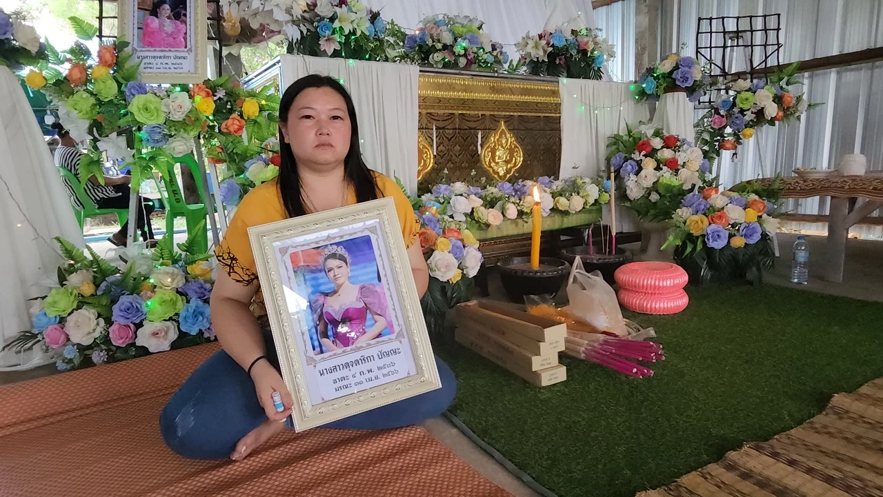 ครอบครัวเศร้า สูญเสีย "อิงดาว ดุจดาริกา" เพื่อนสนิทร่ำไห้ นั่งกอดรูปหน้าโลง