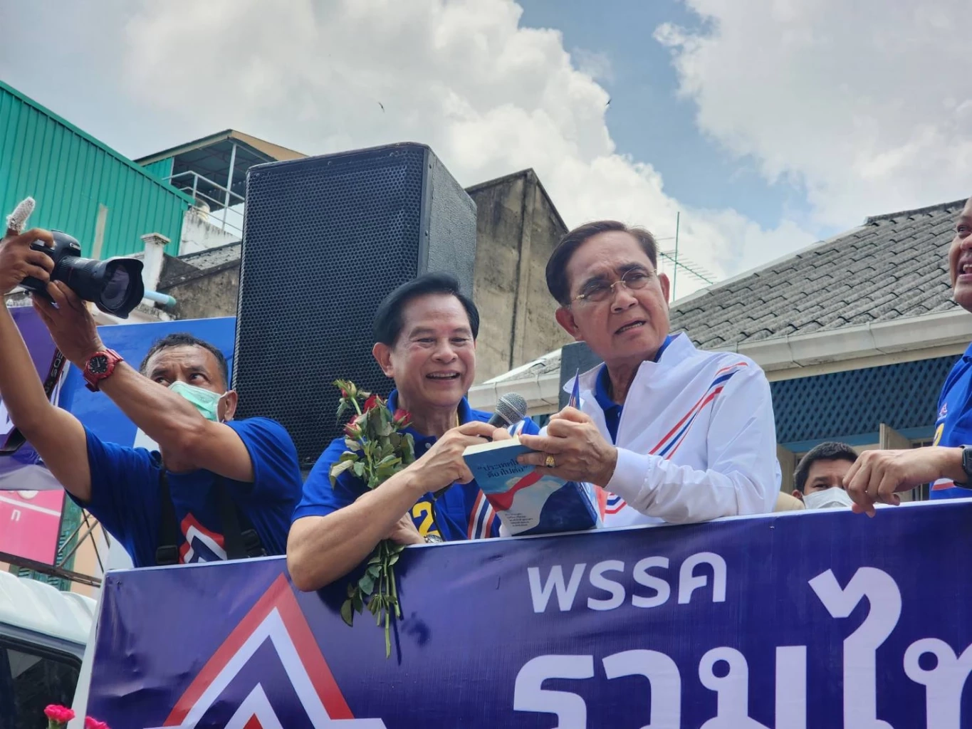 "บิ๊กตู่" ขึ้นขบวนรถแห่หาเสียง อ้อนเลือกเบอร์ 22 อมยิ้มเจอชาวบ้านชมหล่อ