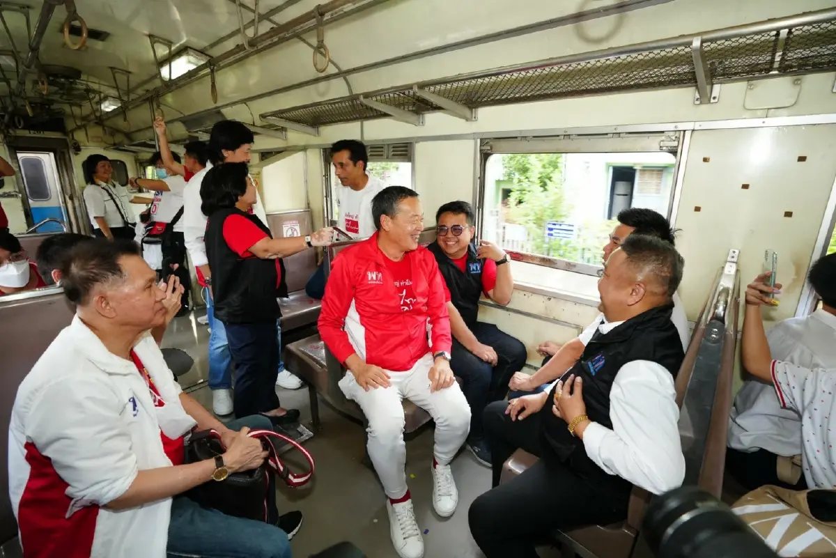 "เศรษฐา"ควง"มาดามนครบาล" นำเพื่อไทยหาเสียงฝั่งธนฯ ลั่นต่อยอดรถไฟฟ้าเพิ่ม