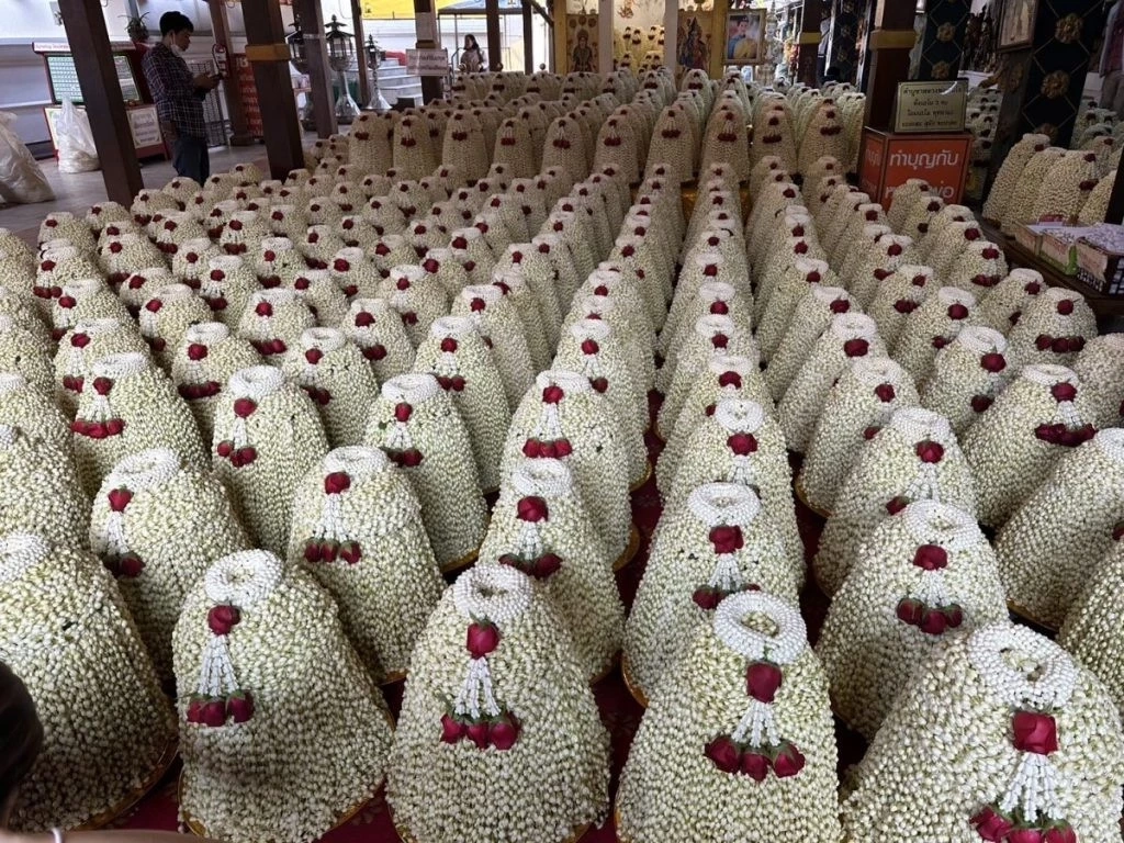 เปิดสถิติใหม่ นักธุรกิจสาวขับเครื่องบินส่วนตัว แก้บนดอกมะลิ 5 แสนพวง 