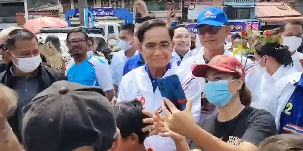"บิ๊กตู่" ขึ้นรถเครนหกล้อโชว์ตัวบ้าน "นายหัวชวน" ปชช.อ้อนช่วยแก้สินค้าแพง