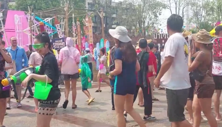 "สงกรานต์เชียงใหม่" คึกคัก นทท.ทะลักเล่นน้ำ หลังอัดอั้นมานาน 3 ปี