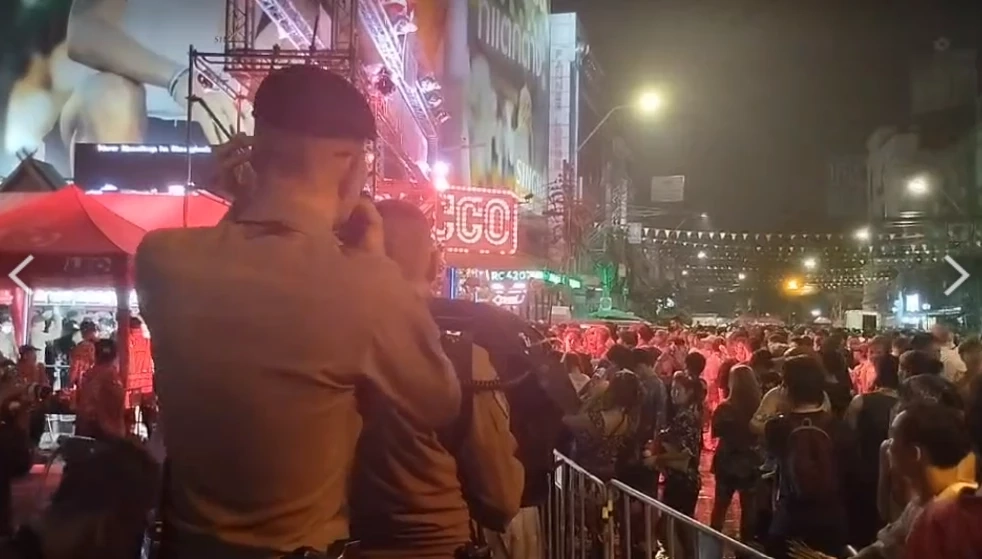 เช็กก่อนไป "สงกรานต์ถนนข้าวสาร" นักท่องเที่ยวทะลักเล่นน้ำแน่น ถนนแทบแตก