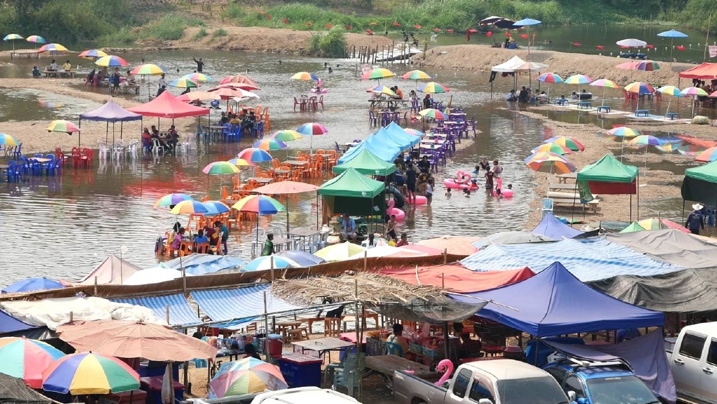 ใครร้อนเชิญ! ตำบลป่างิ้วสุโขทัย เปิดจุดเล่นน้ำใหม่ หาดทรายกลางแม่น้ำยม