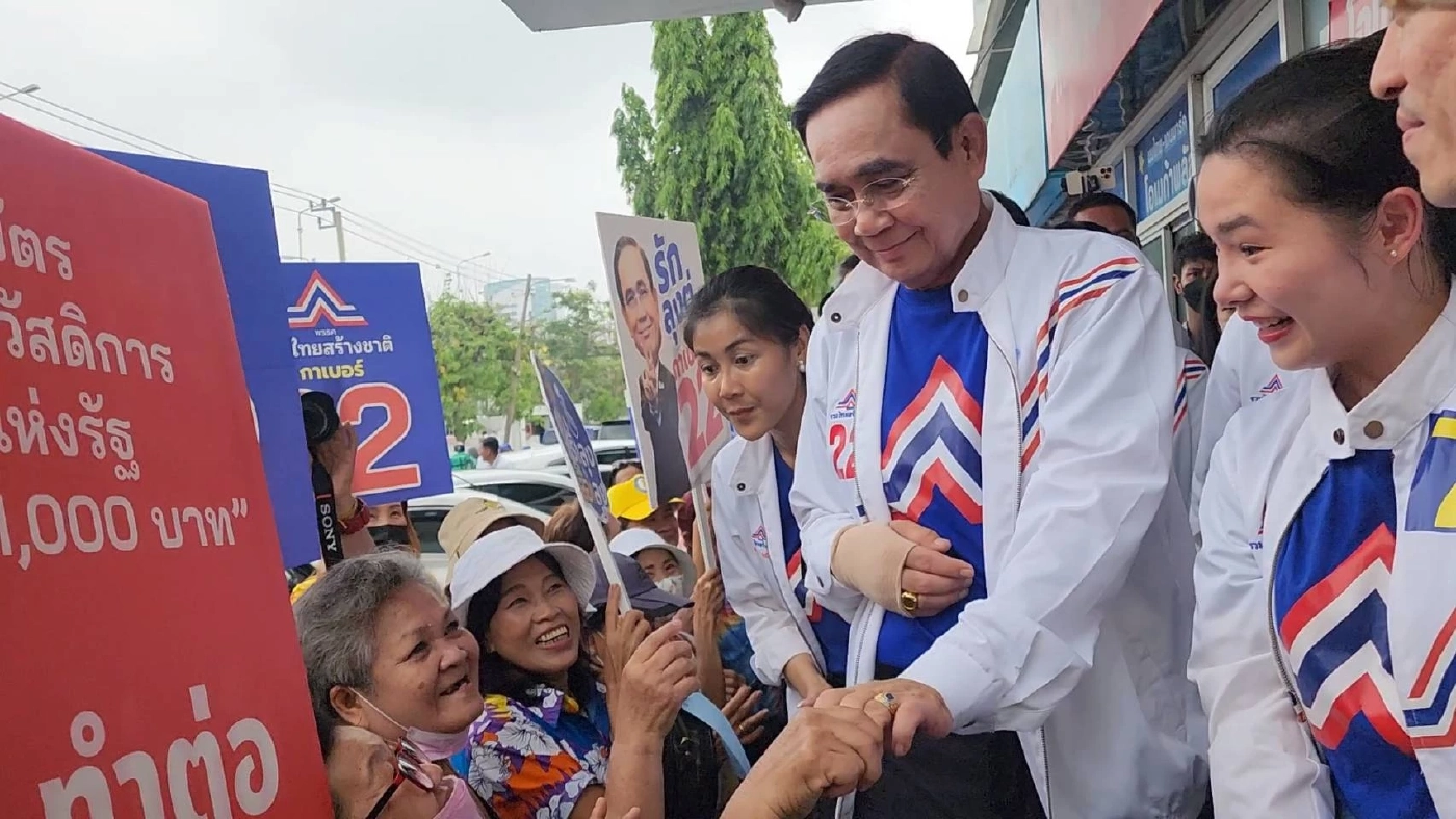 อตก.แตก! "ลุงตู่" ลุยหาเสียง แวะชิมทุเรียนเจ้าดังชมแม่ค้าสมาร์ทฟาร์มเมอร์