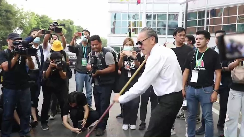 "ชูวิทย์"บุกสถานที่รับสมัคร ส.ส.ปาร์ตี้ลิสต์  ต้านส.ส.งูเห่า ค้านกัญชาเสรี