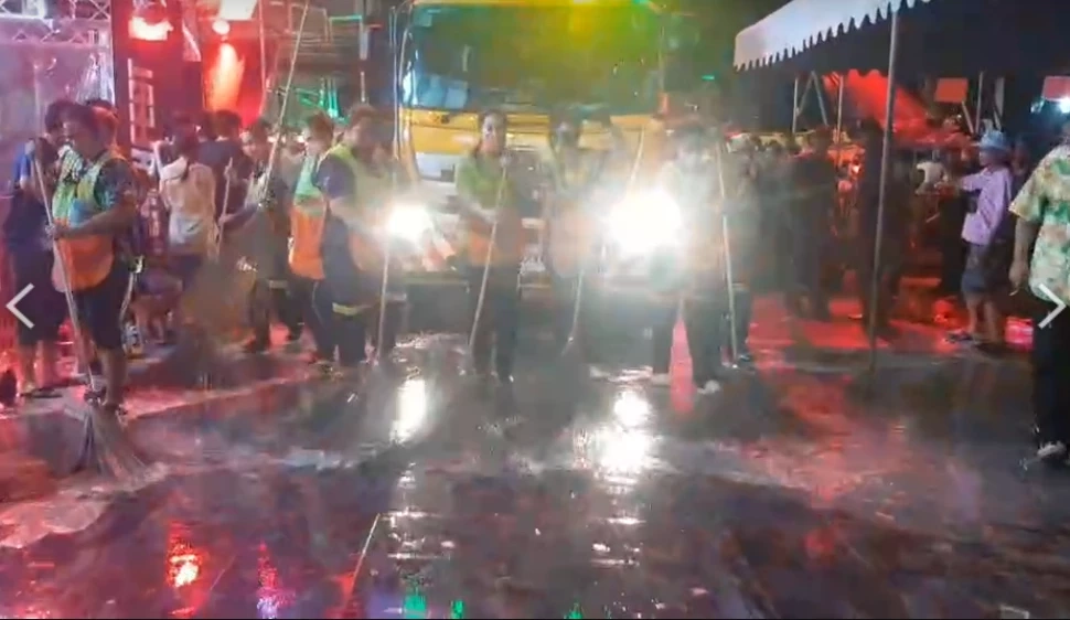 เช็กก่อนไป "สงกรานต์ถนนข้าวสาร" นักท่องเที่ยวทะลักเล่นน้ำแน่น ถนนแทบแตก