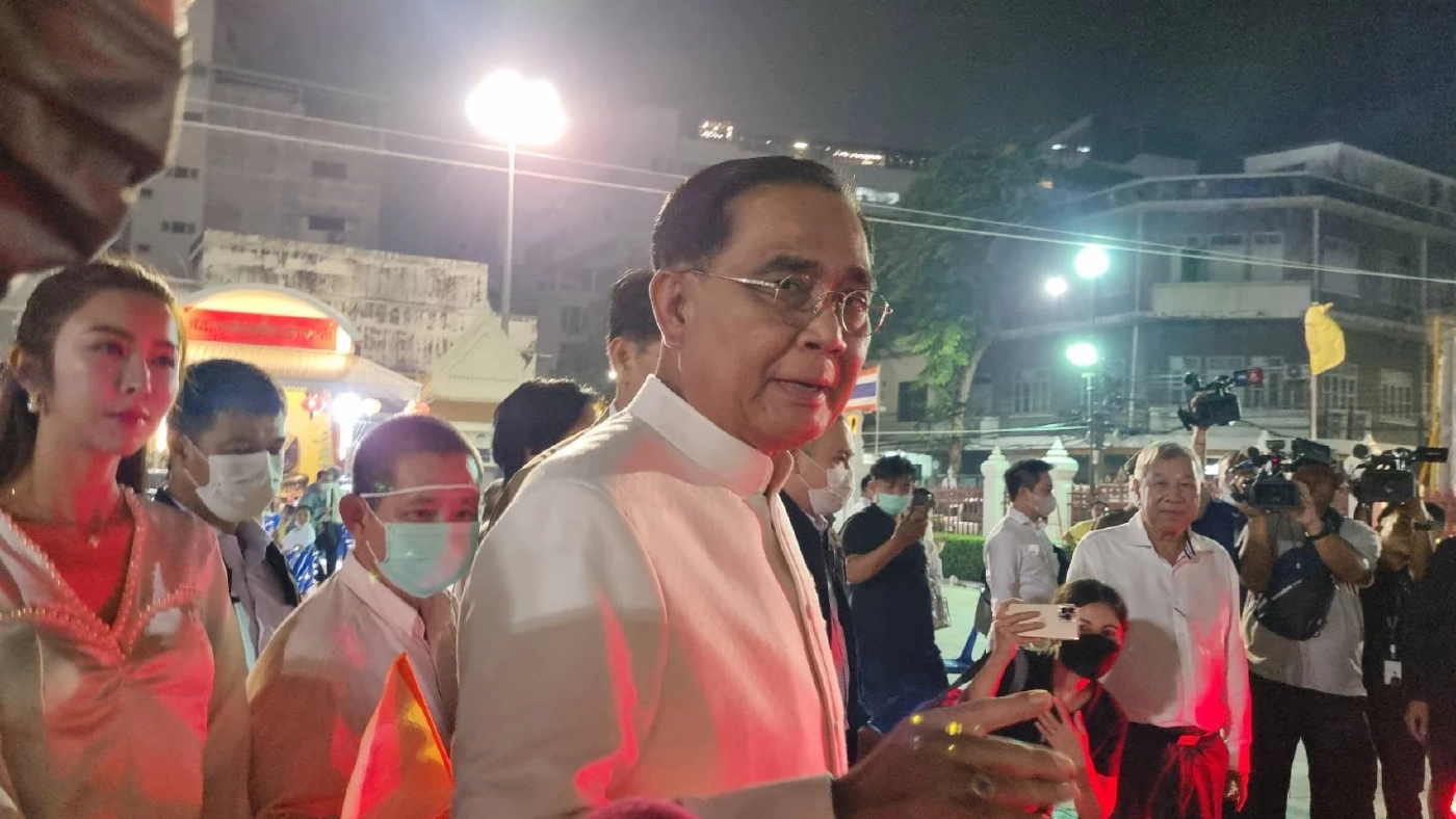 "ประยุทธ์" ร่วมพิธีสวดเจริญพระพุทธมนต์นพเคราะห์ ที่วัดไตรมิตรฯ