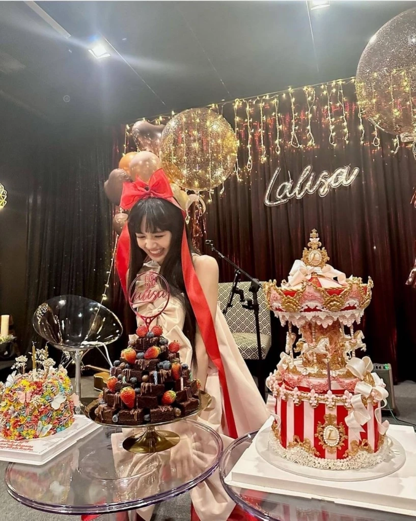 ฉลองวันเกิดลิซ่า ‘เดียร์น่า’ เซอร์ไพร์ส ส่งเค้กม้าหมุน แช๊ะภาพคู่แบบสับๆ