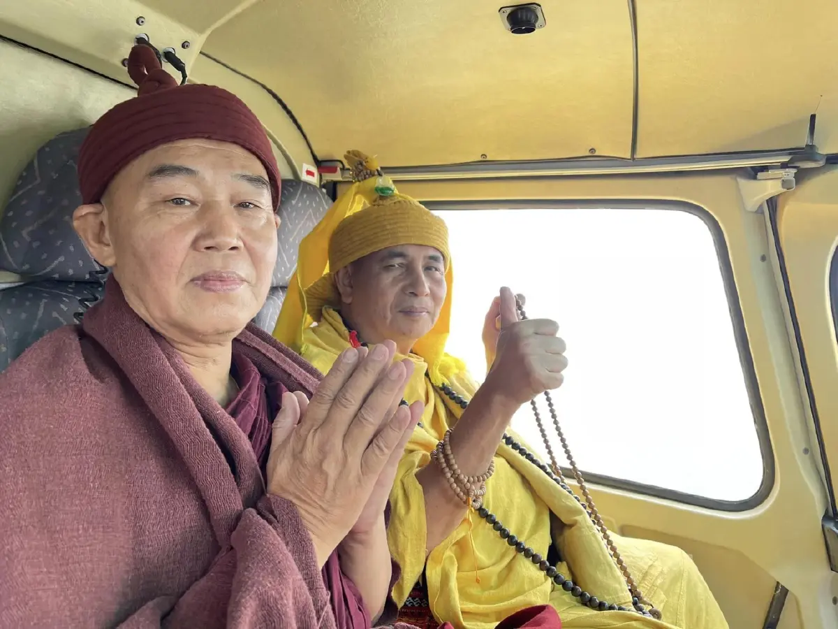 เผยภาพครูบาบุญชุ่ม เดินทางไปรัฐกะฉิ่นพร้อมคนสนิทของรัฐบาลทหารเมียนมา