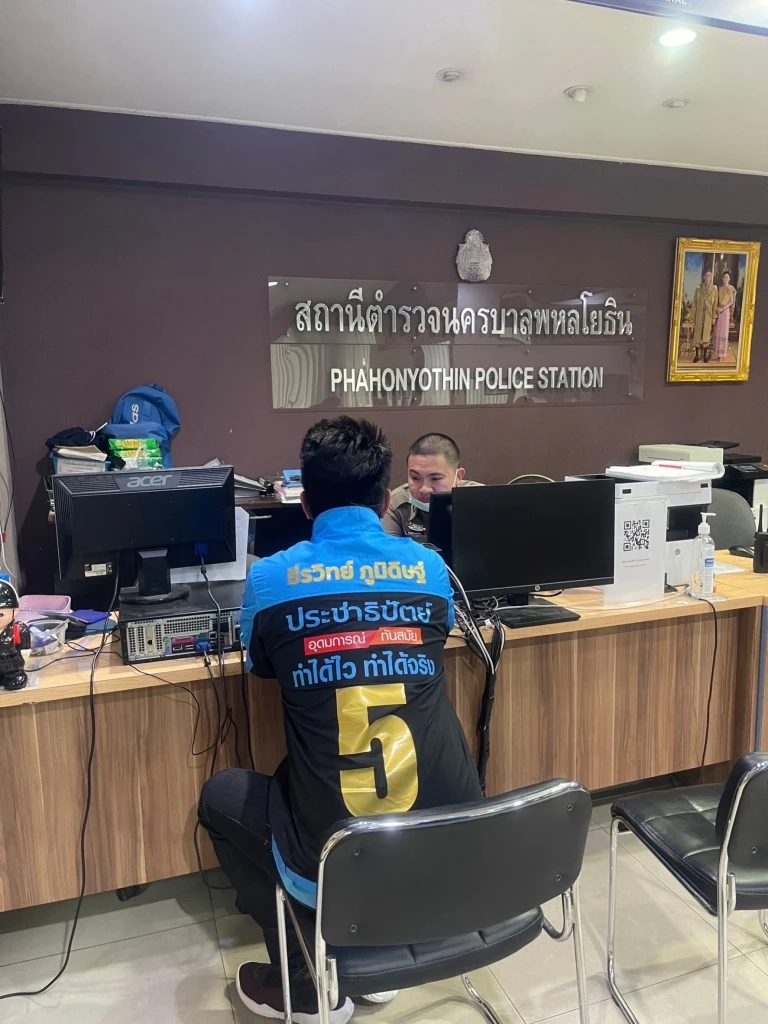 ปชป.ยันเอาผิดคนทำลายป้ายหาเสียง ขอทุกพรรคเคารพกติกา