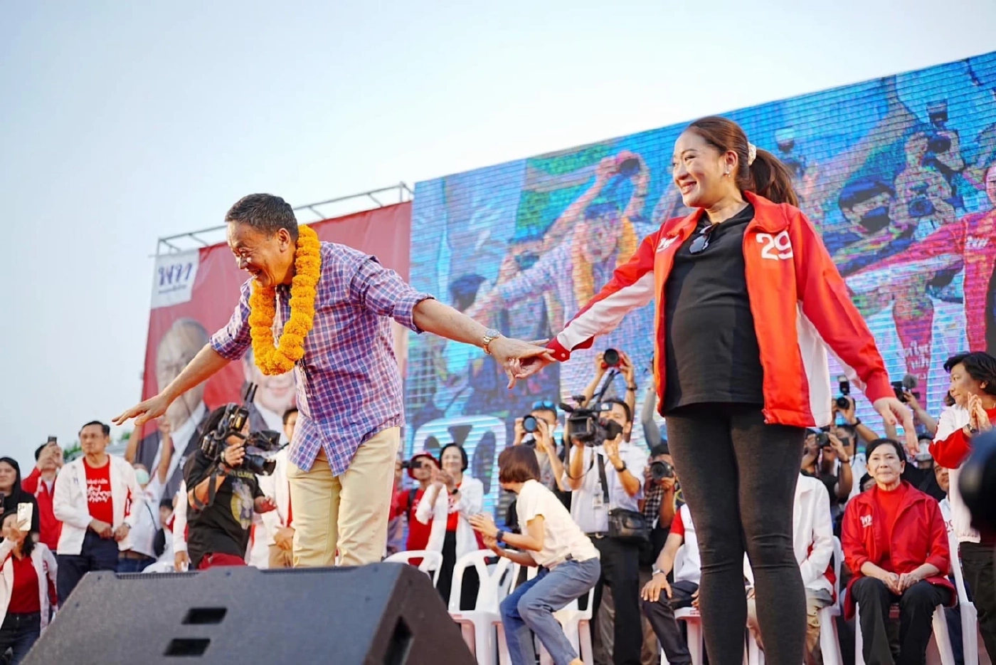 เลือกตั้ง 66 :"อุ๊งอิ๊งค์"อุ้มท้องแก่ ขอปราศรัยนัดสุดท้าย ก่อนประกาศลาคลอด