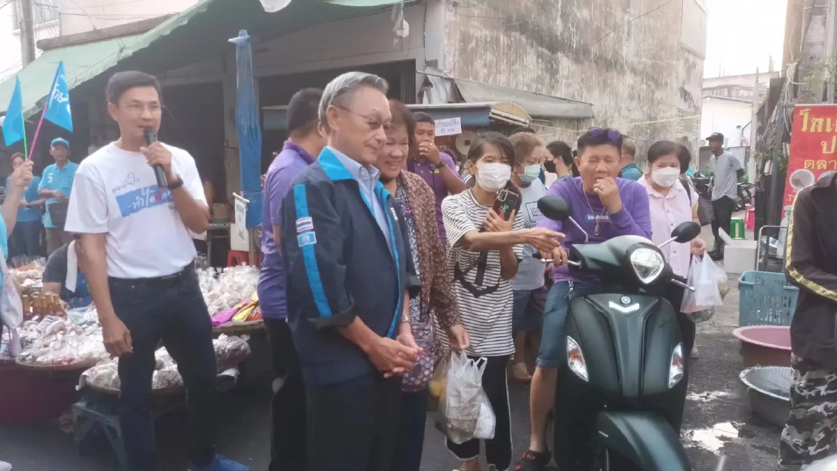 "ชวน" เดินตลาดพิษณุโลก อ้อนคะแนนเสียงแม่ค้า เลือก "ปชป." ทั้งพรรค-ทั้งคน