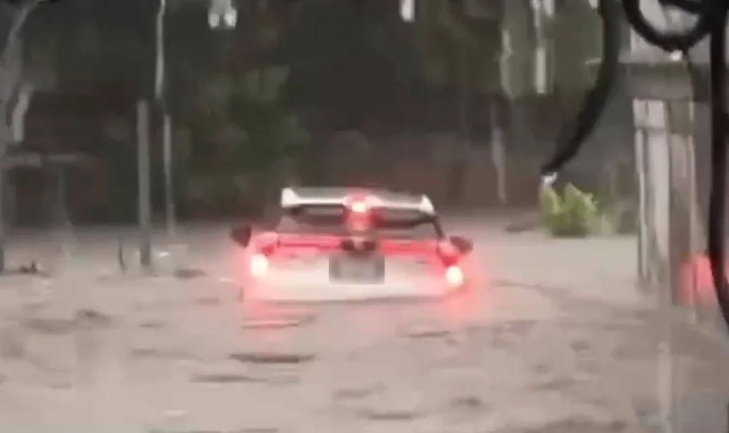 ฝนถล่มศรีราชา น้ำซัดรถลอยไปกับกระแสน้ำ-ต้นไม้หักโค่นทับเก๋งเสียหาย 3 คัน (คลิป)