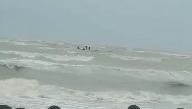 เปิดนาทีชีวิต จนท.พายคายัคฝ่าคลื่นยักษ์ ช่วยชาวประมงเมืองคอน (มีคลิป)