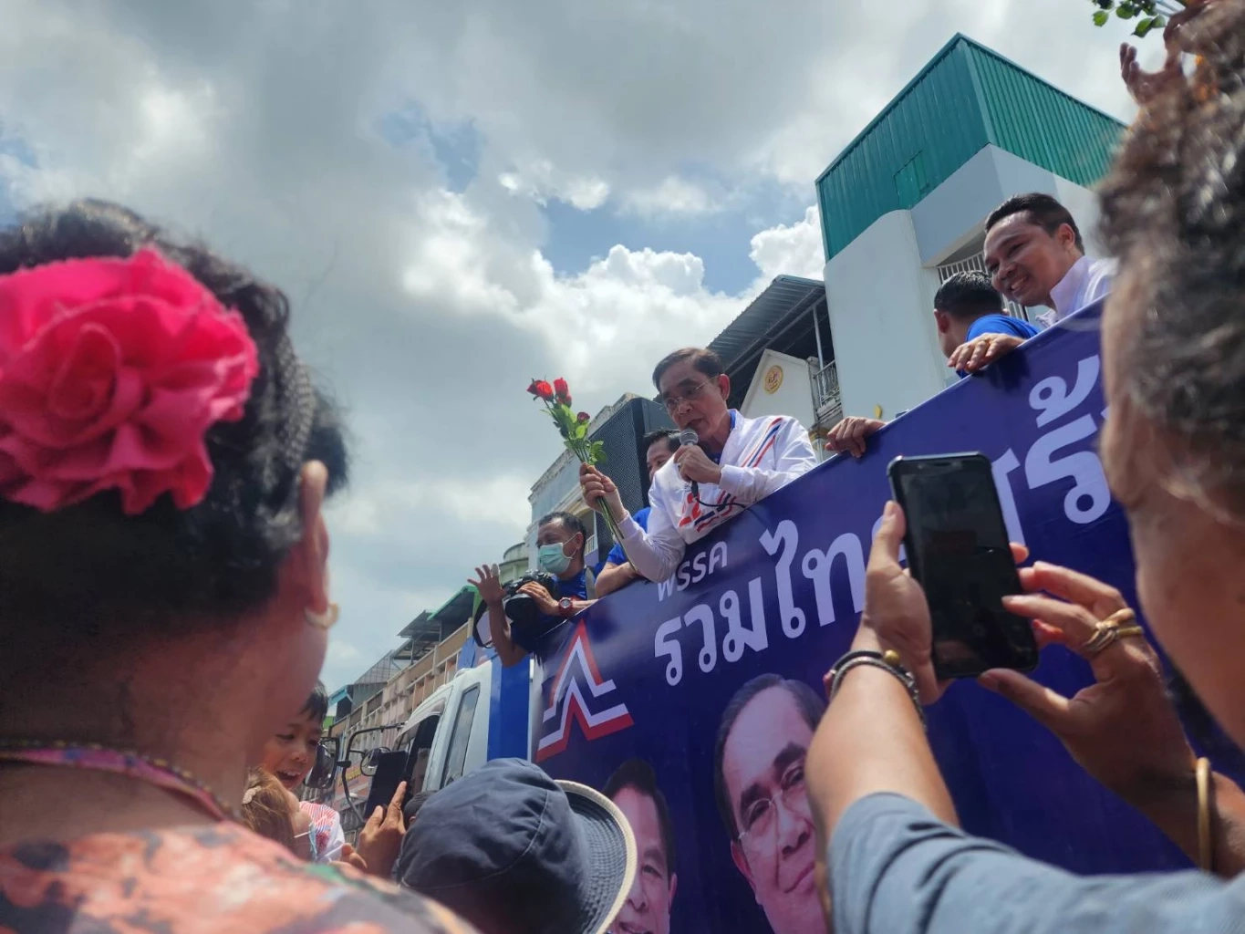 "บิ๊กตู่" ขึ้นขบวนรถแห่หาเสียง อ้อนเลือกเบอร์ 22 อมยิ้มเจอชาวบ้านชมหล่อ