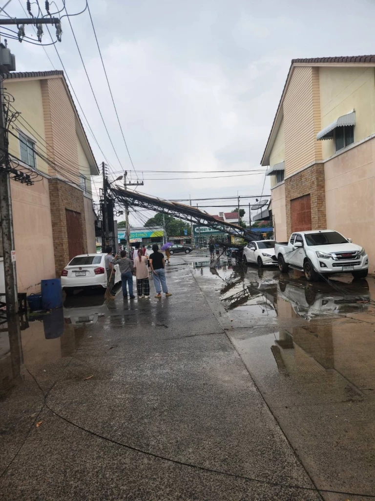 เปิดคลิปพายุฤดูร้อน พัดถล่มโคราช หลังคาปลิว-เสาไฟฟ้าหักโค่น