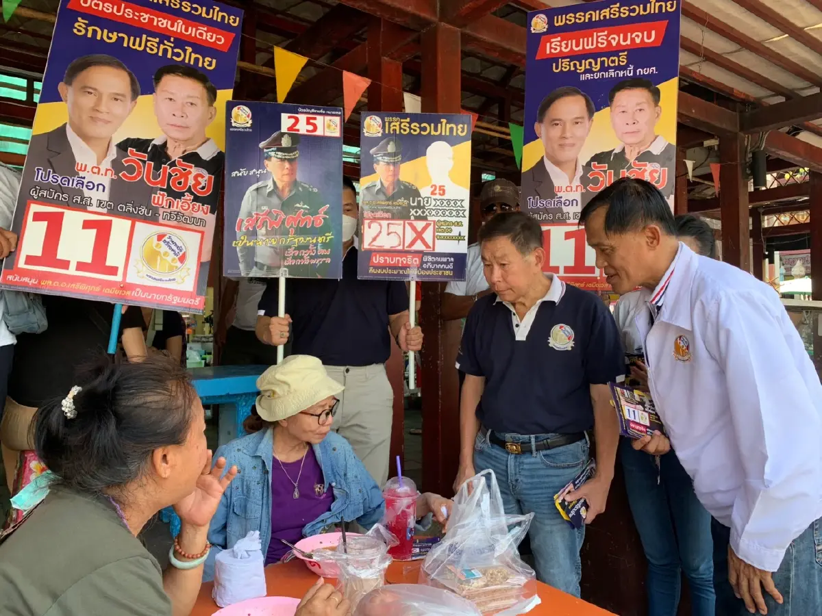 "เสรีพิศุทธ์" ตลุยหาเสียงตลาดน้ำ แจกนโยบาย 14 ข้อเชื่อตอบโจทย์ปชช.