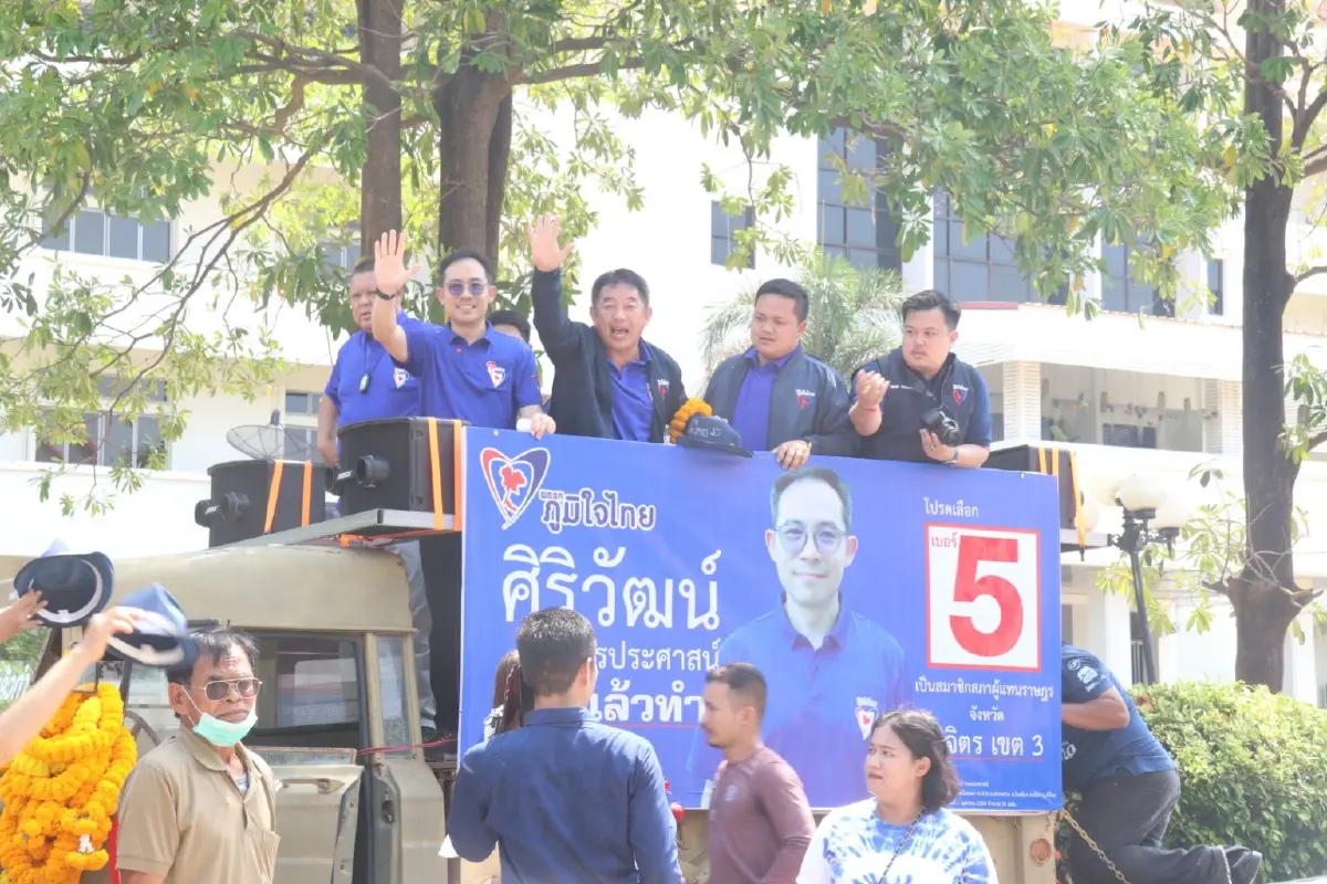"ส.ส.พิจิตร" คึกคัก ขึ้นรถสามล้อดัดแปลง-รถโบราณสมัยสงครามโลก ลุยหาเสียง