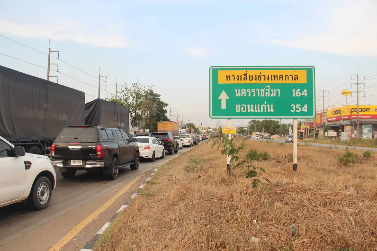 ประชาชนเริ่มทางกลับภูมิลำเนาแล้ว เส้นทางสู่อีสาน "ถนน 304"เริ่มหนาแน่น