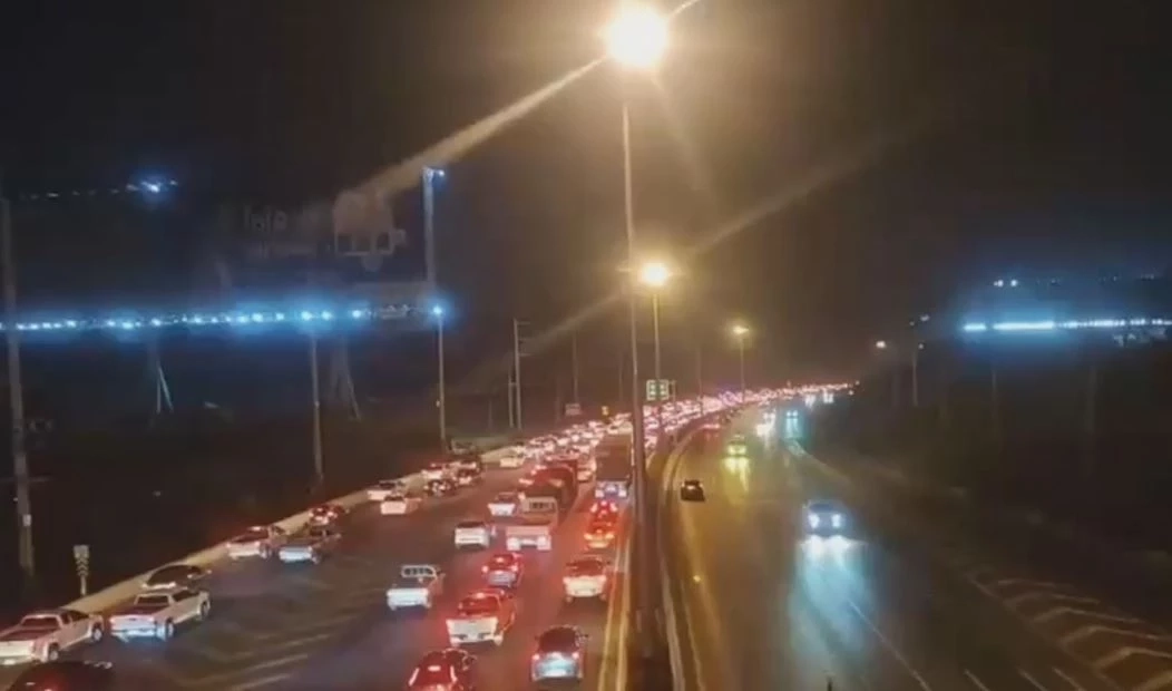 ถนนมิตรภาพ ช่วง อ.ปากช่อง รถติดยาว 20 กม. ต้องเปิดช่องทางพิเศษเร่งระบาย