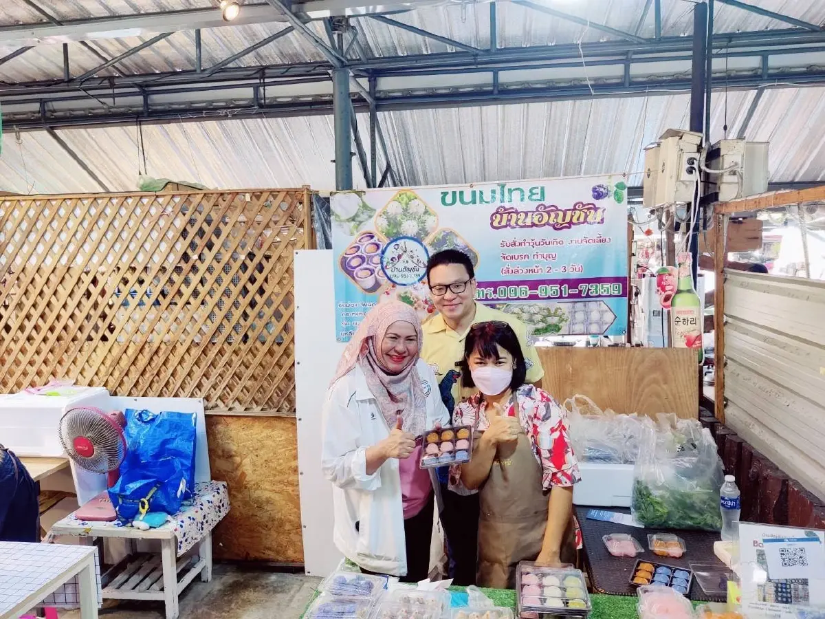 นาถยา แดงบุหงา (ซ้าย)
