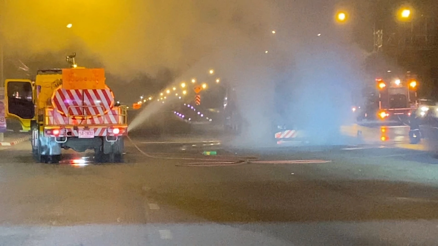 ระทึกกลางดึก! ถนนบรมฯ หวิดเป็นทะเลเพลิง รถน้ำมันเบรกติดไฟลุกท่วมกลางถนน