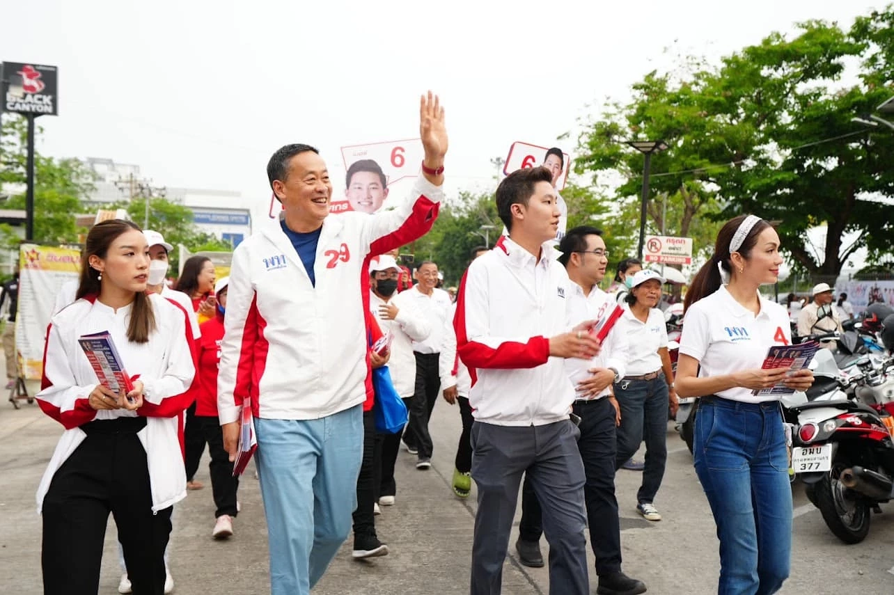 เศรษฐา ทวีสิน  ประธานที่ปรึกษาหัวหน้าครอบครัวเพื่อไทย 