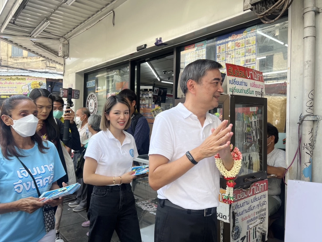 เสียงตอบรับดี! "มาร์ค" ควง "มาดามเดียร์" ลุยย่านบางรักหาเสียงช่วย "เจิมมาศ"