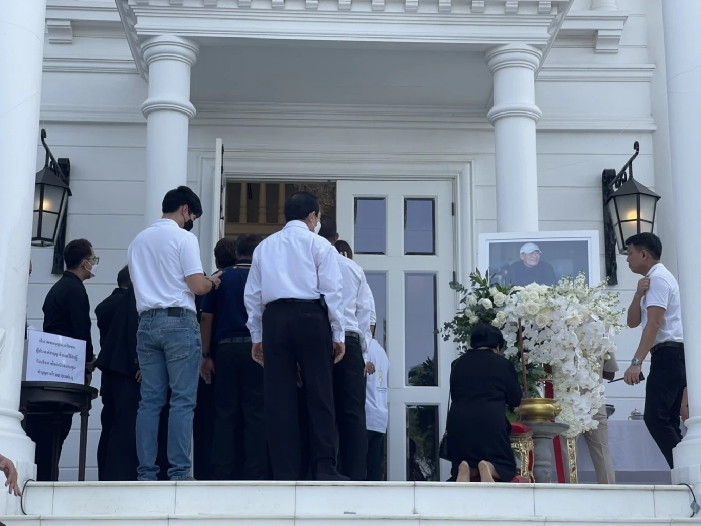 ครอบครัว-คนใกล้ชิด และชาวสมุทรปราการ ร่วมพิธีรดน้ำศพ "เอ๋ ชนม์สวัสดิ์"