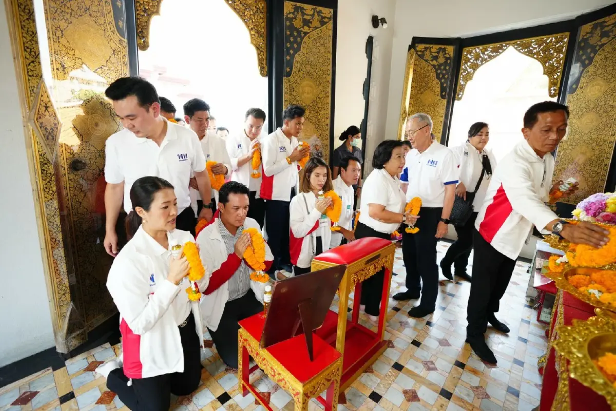 "มาดามนครบาล-ชัยเกษม" นำผู้สมัครส.ส.กทม.ป้ายแดง 33 เขต ไหว้ศาลหลักเมือง