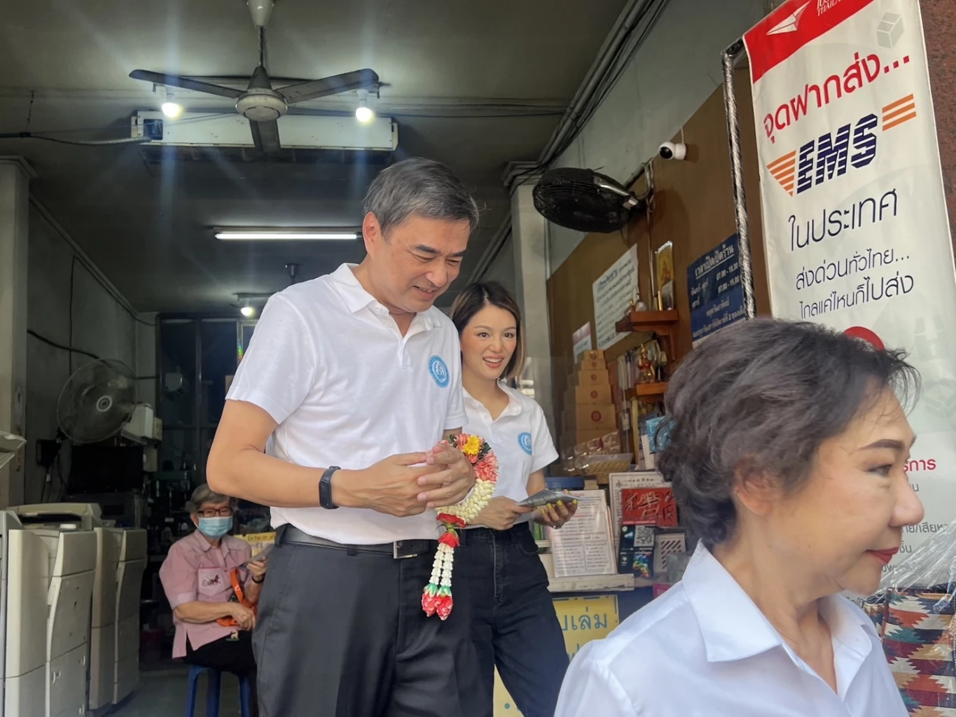 เสียงตอบรับดี! "มาร์ค" ควง "มาดามเดียร์" ลุยย่านบางรักหาเสียงช่วย "เจิมมาศ"