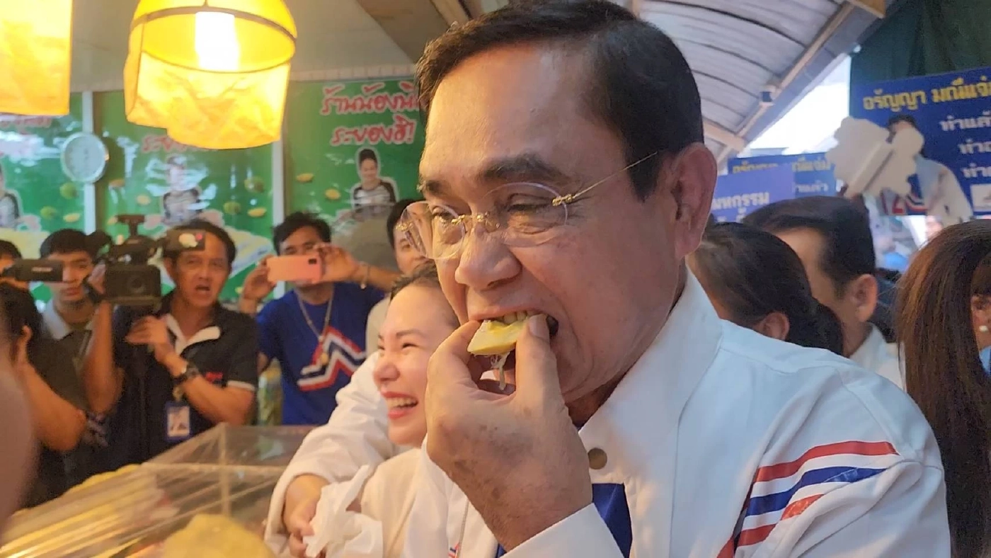 อตก.แตก! "ลุงตู่" ลุยหาเสียง แวะชิมทุเรียนเจ้าดังชมแม่ค้าสมาร์ทฟาร์มเมอร์