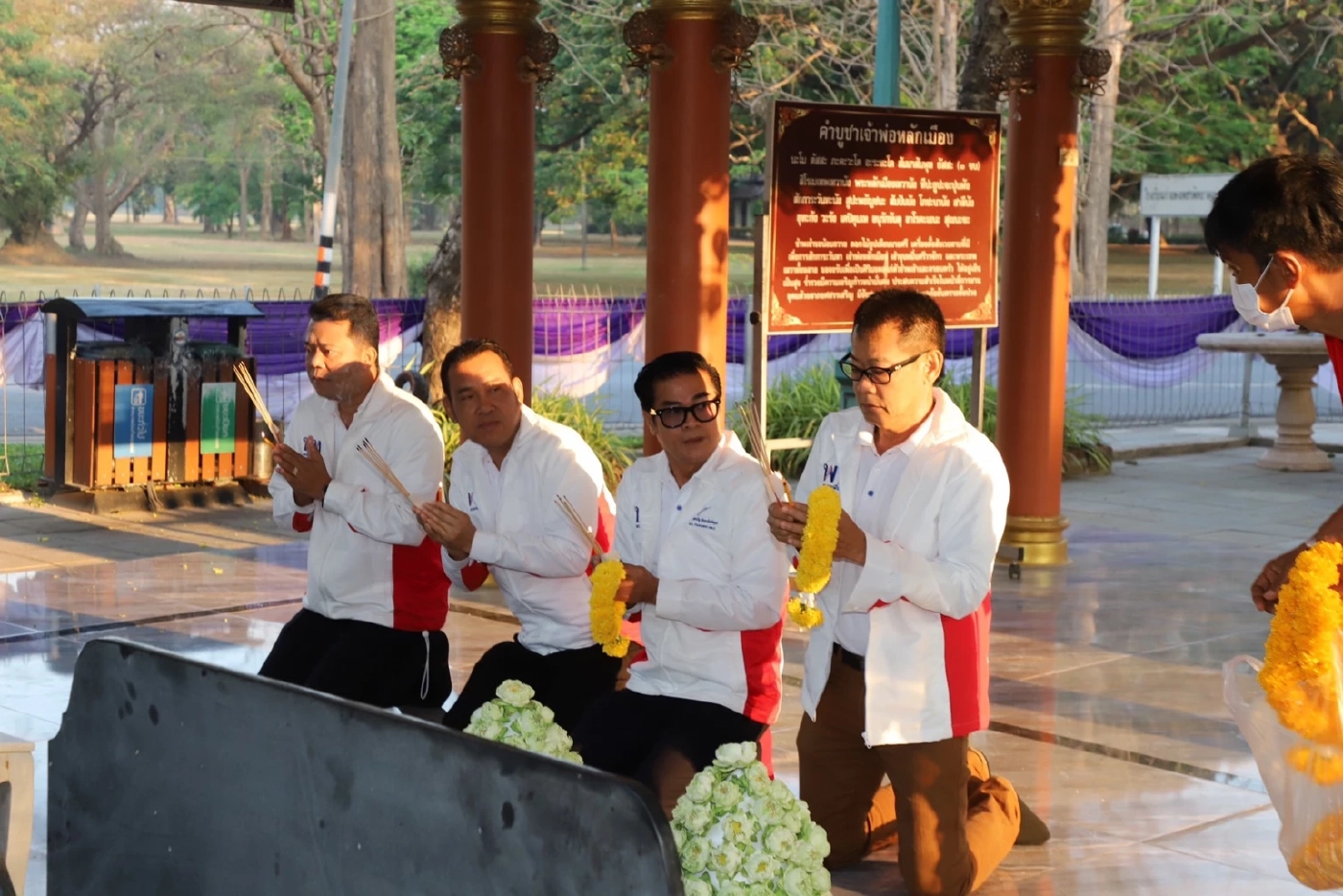 ว่าที่ผู้สมัครส.ส.กำแพงเพชร 3 พรรคการเมืองใหญ่ แห่ขอพรศาลหลักเมือง