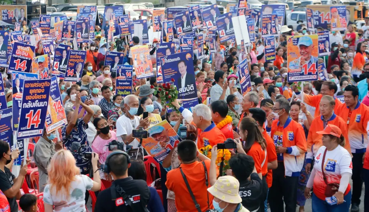 "สุวัจน์" นำทีมผู้สมัคร ส.ส. 16 เขตปราศรัยหาเสียง ชาวโคราชร่วมล้นหลาม