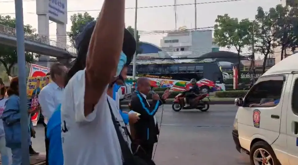 มหามิตรประชาธิปไตย "วัชระ" จับมือให้กำลังใจ "อัศวิน" ขณะหาเสียงเลือกตั้ง 66