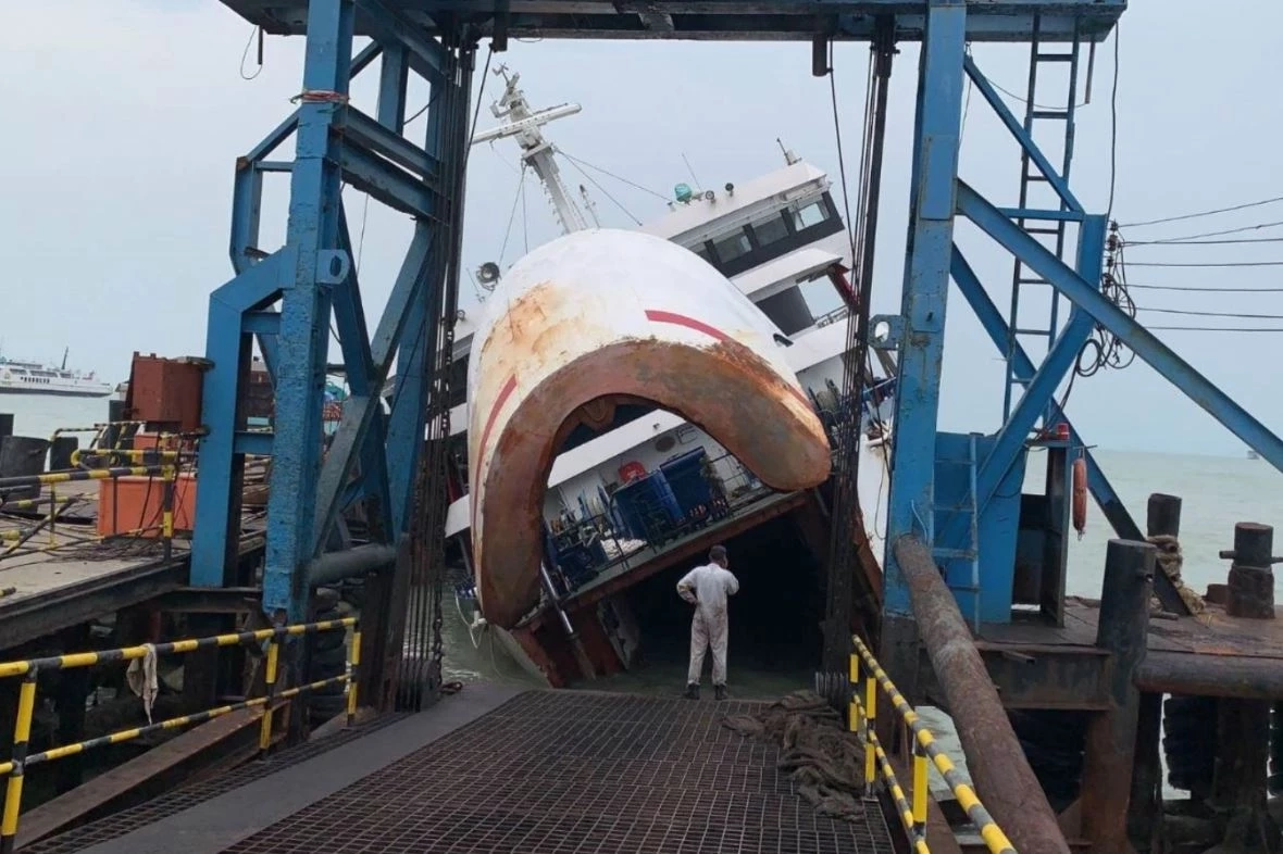 ระทึก คลื่นแรงซัดเรือเฟอร์รี่ กระแทกท่า น้ำเข้าเอียงหวิดจม