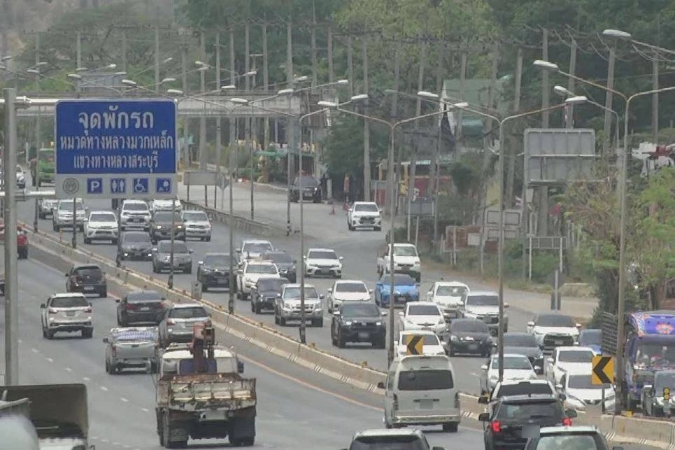 ปชช.ทยอยกลับบ้าน เลี่ยงรถติดช่วง "สงกรานต์" รถเริ่มหนาแน่นถนนมิตรภาพ