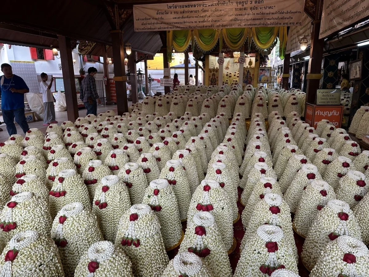 เปิดสถิติใหม่ นักธุรกิจสาวขับเครื่องบินส่วนตัว แก้บนดอกมะลิ 5 แสนพวง 